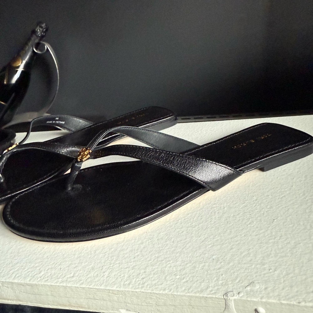 Tory Burch Black Leather Flip Flops W/Size 8 - Picture 6 of 6